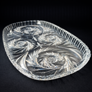 Bandeja antigua de cristal tallado profundo. Circa 1900. Bandeja antigua de cristal tallado profundo. Circa 1900.