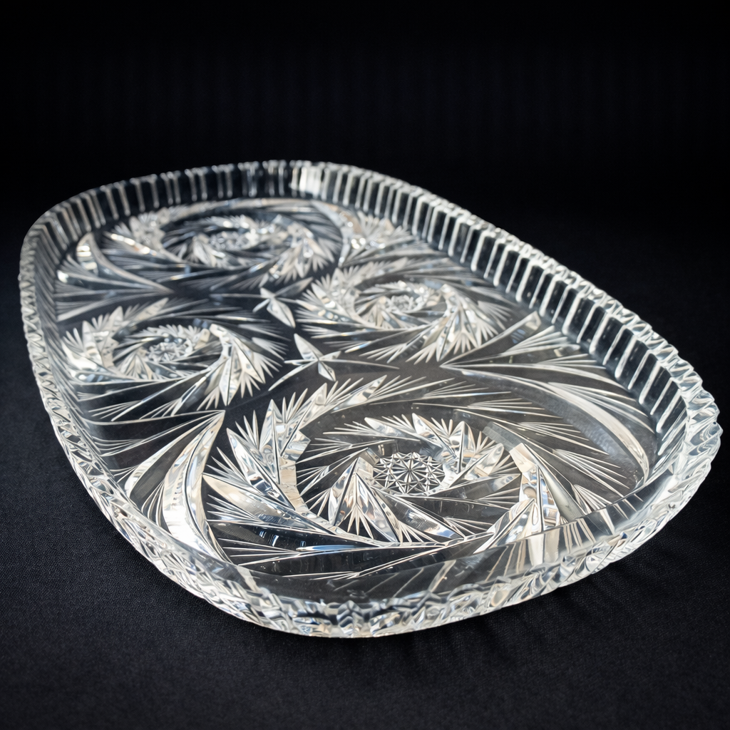 Bandeja antigua de cristal tallado profundo. Circa 1900. Bandeja antigua de cristal tallado profundo. Circa 1900.