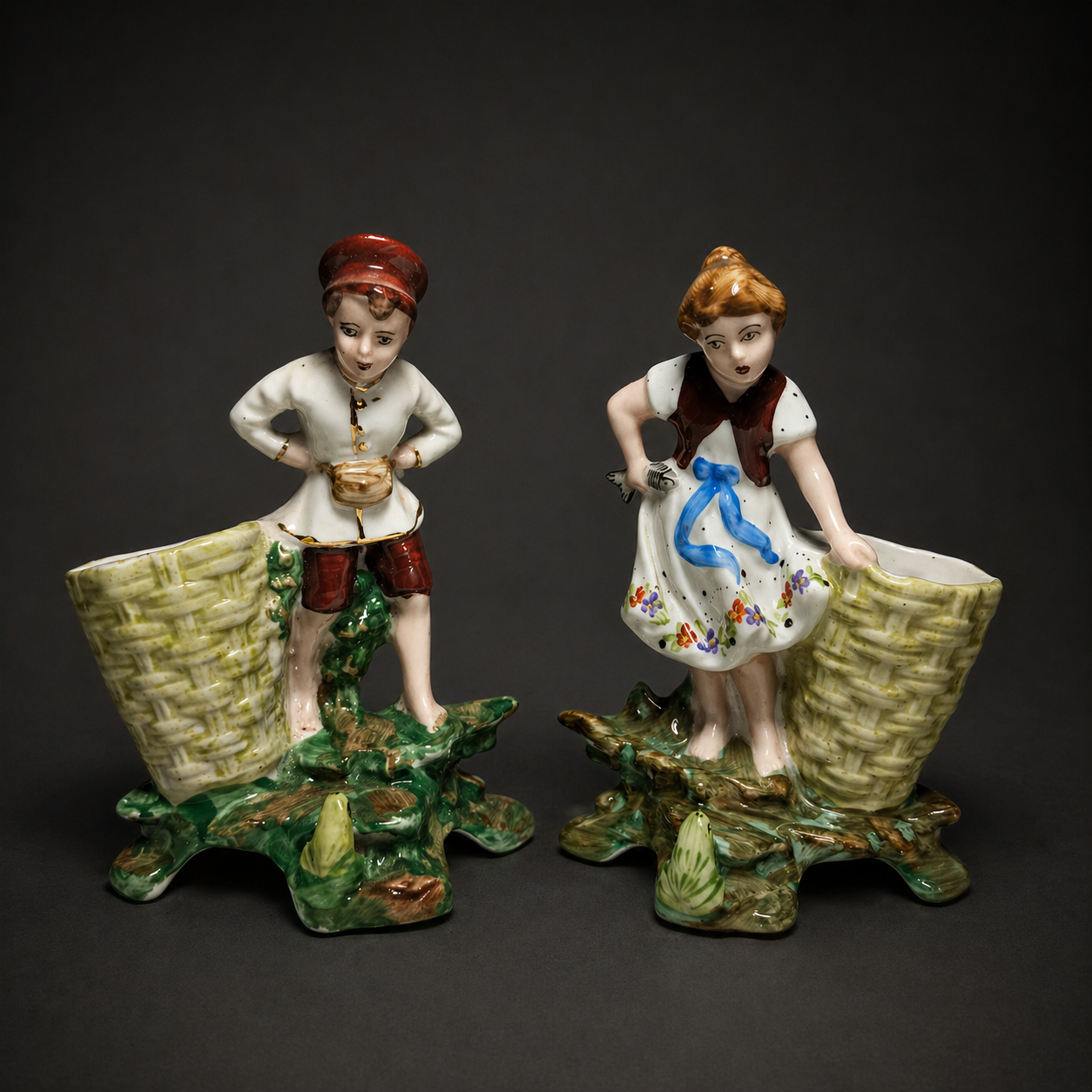 Pareja de paliteros en porcelana esmaltada. Pareja de paliteros en porcelana esmaltada.