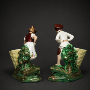 Pareja de paliteros en porcelana esmaltada.