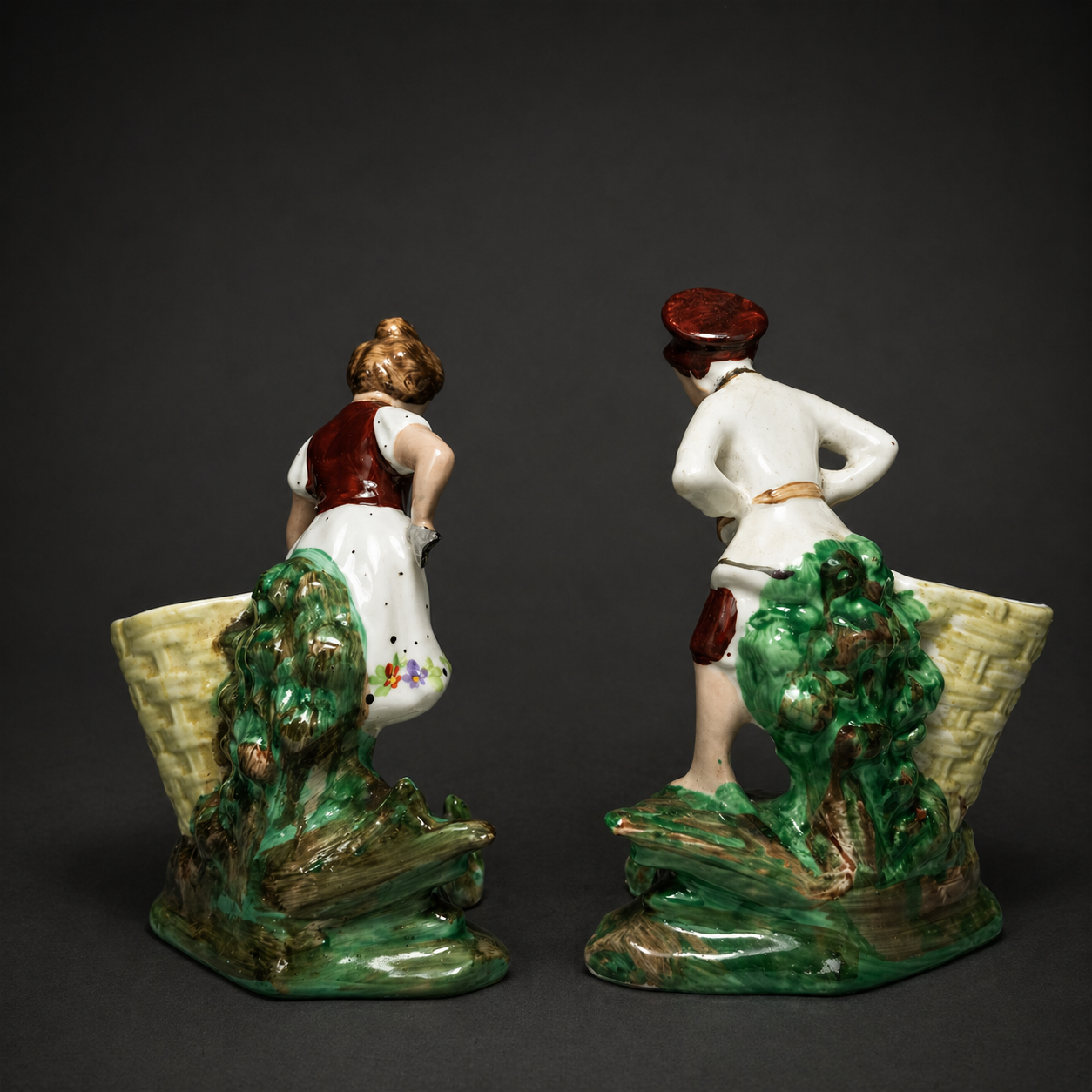 Pareja de paliteros en porcelana esmaltada. Pareja de paliteros en porcelana esmaltada.