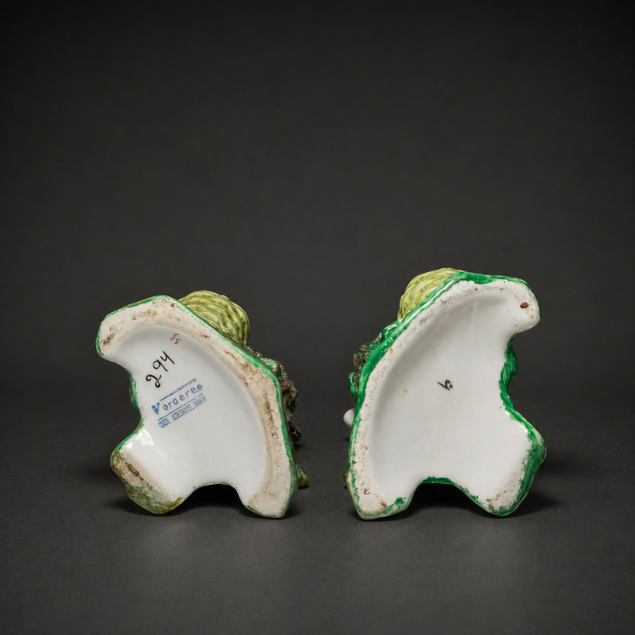 Pareja de paliteros en porcelana esmaltada. Pareja de paliteros en porcelana esmaltada.