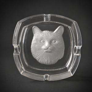 Cenicero de vidrio tallado con rostro de gato. Circa 1950.