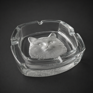 Cenicero de vidrio tallado con rostro de gato. Circa 1950.