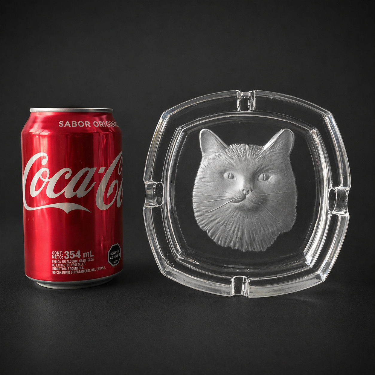 Cenicero de vidrio tallado con rostro de gato. Circa 1950. Cenicero de vidrio tallado con rostro de gato. Circa 1950.