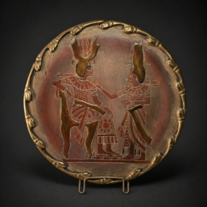 Par de platos decorativos en metal con escenas egipcias. Circa 1950.