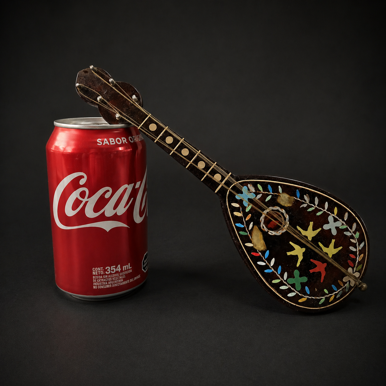 Mandolina musical con incrustaciones en nácar y metal. Circa 1950. Mandolina musical con incrustaciones en nácar y metal. Circa 1950.