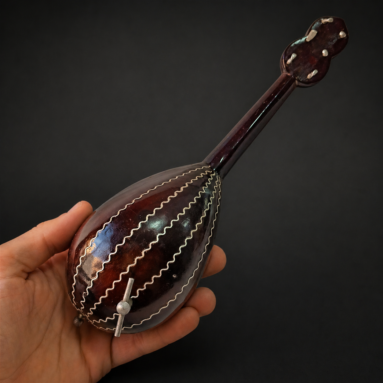 Mandolina musical con incrustaciones en nácar y metal. Circa 1950. Mandolina musical con incrustaciones en nácar y metal. Circa 1950.
