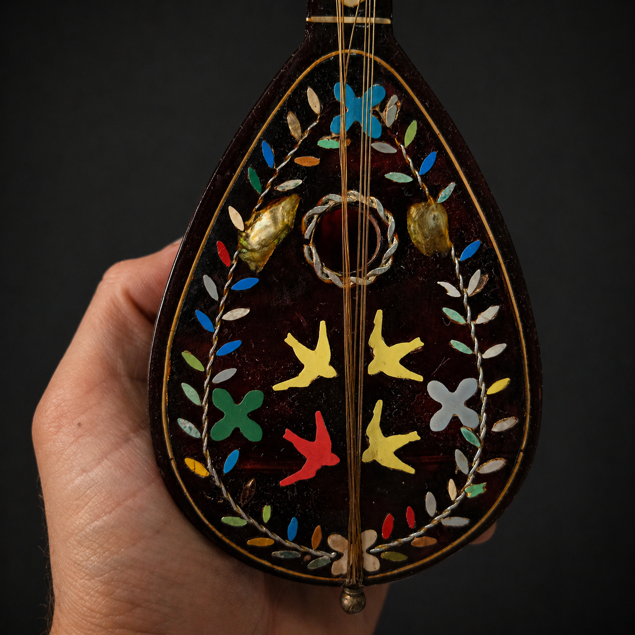 Mandolina musical con incrustaciones en nácar y metal. Circa 1950. Mandolina musical con incrustaciones en nácar y metal. Circa 1950.