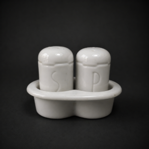 Salero y pimentero Noritake para Varig en porcelana blanca. Circa 1960.