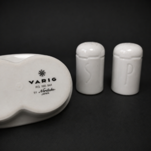 Salero y pimentero Noritake para Varig en porcelana blanca. Circa 1960.
