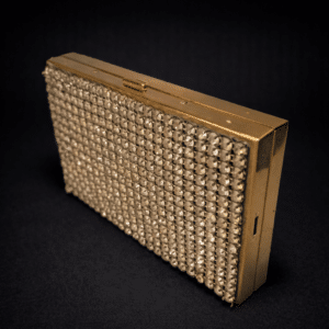 Antigua cartera/polvera de metal dorado con strass. Circa 1950.