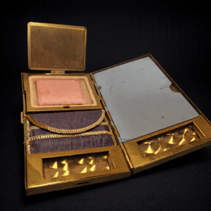 Antigua cartera/polvera de metal dorado con strass. Circa 1950.
