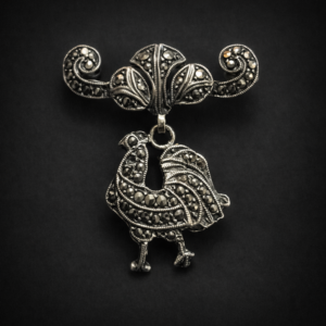 Broche de plata 925 con ave y marcasitas. Circa 1940.