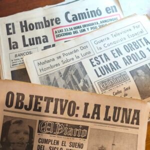 Periódicos originales con cobertura de la misión Apolo 11, ca. 1969