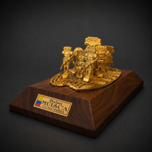 Antigua figura en bronce y plata con baño de oro.