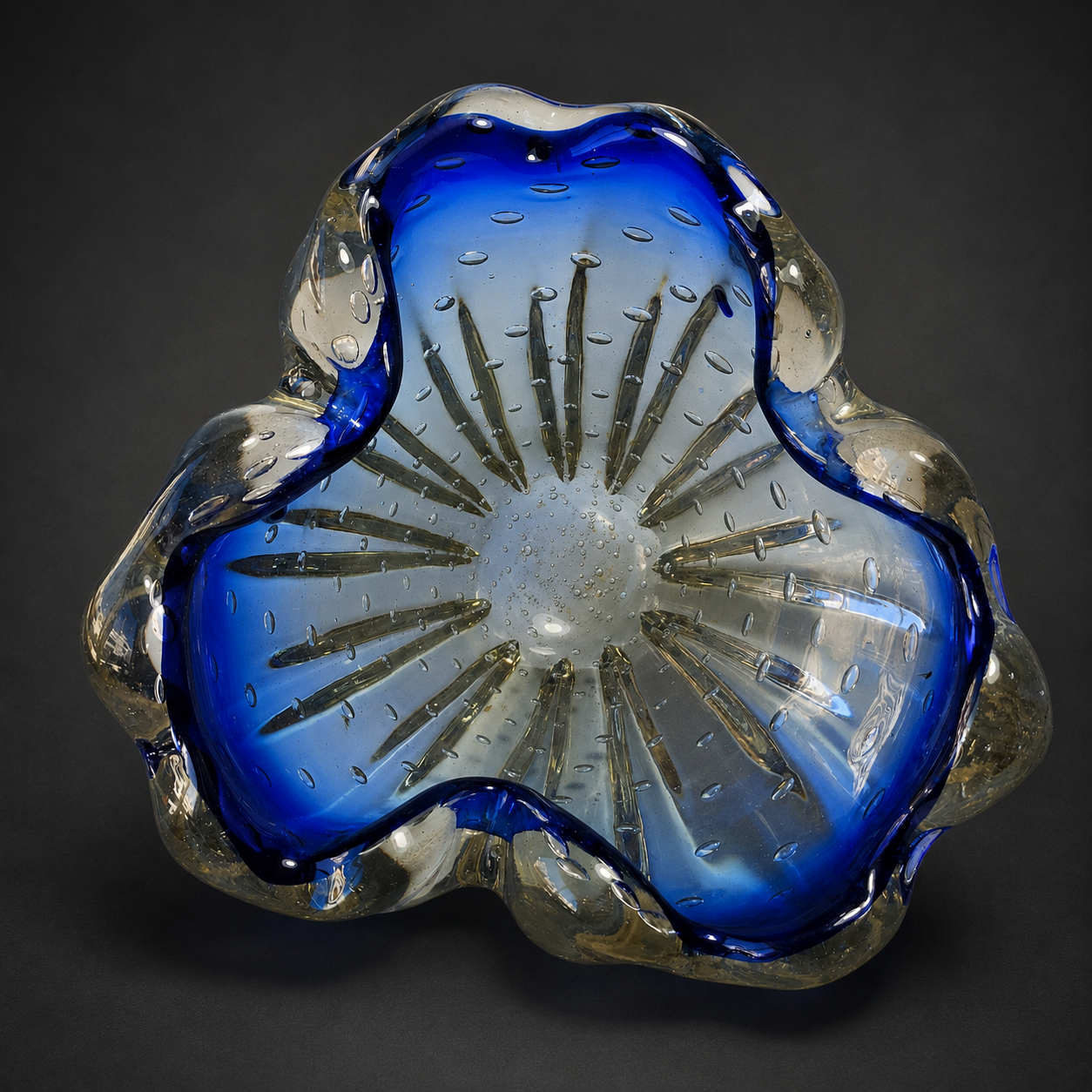 Cenicero de cristal de Murano azul con burbujas. Ca. 1950. Cenicero de cristal de Murano azul con burbujas. Ca. 1950.