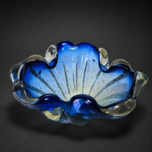 Cenicero de cristal de Murano azul con burbujas. Ca. 1950.