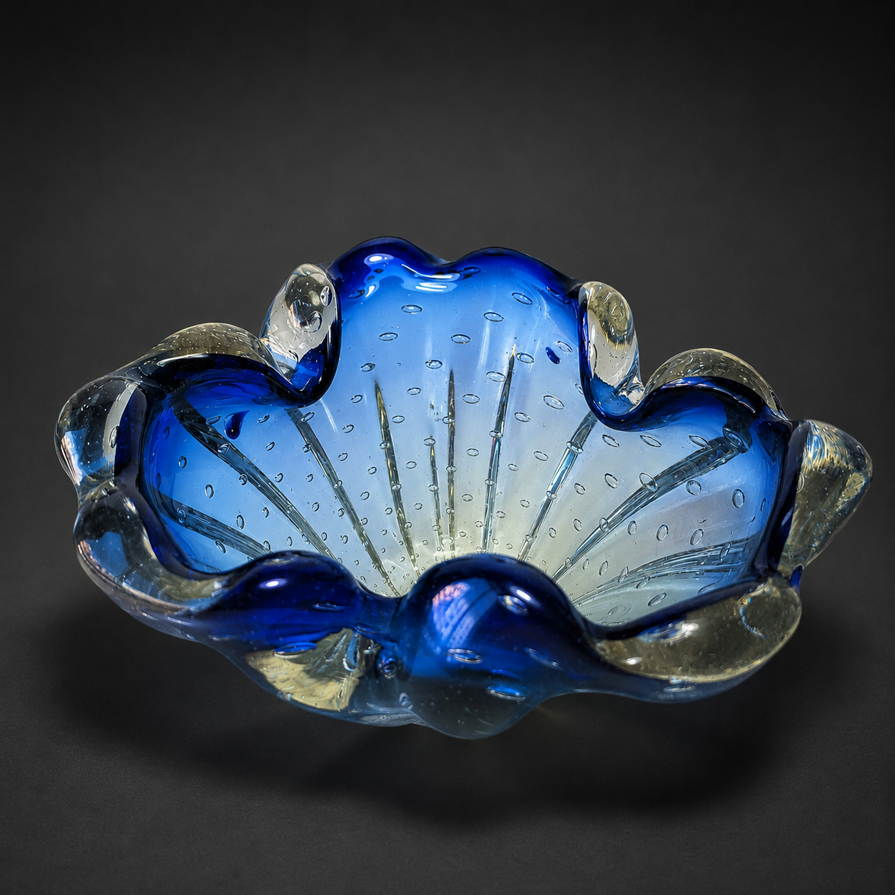 Cenicero de cristal de Murano azul con burbujas. Ca. 1950. Cenicero de cristal de Murano azul con burbujas. Ca. 1950.