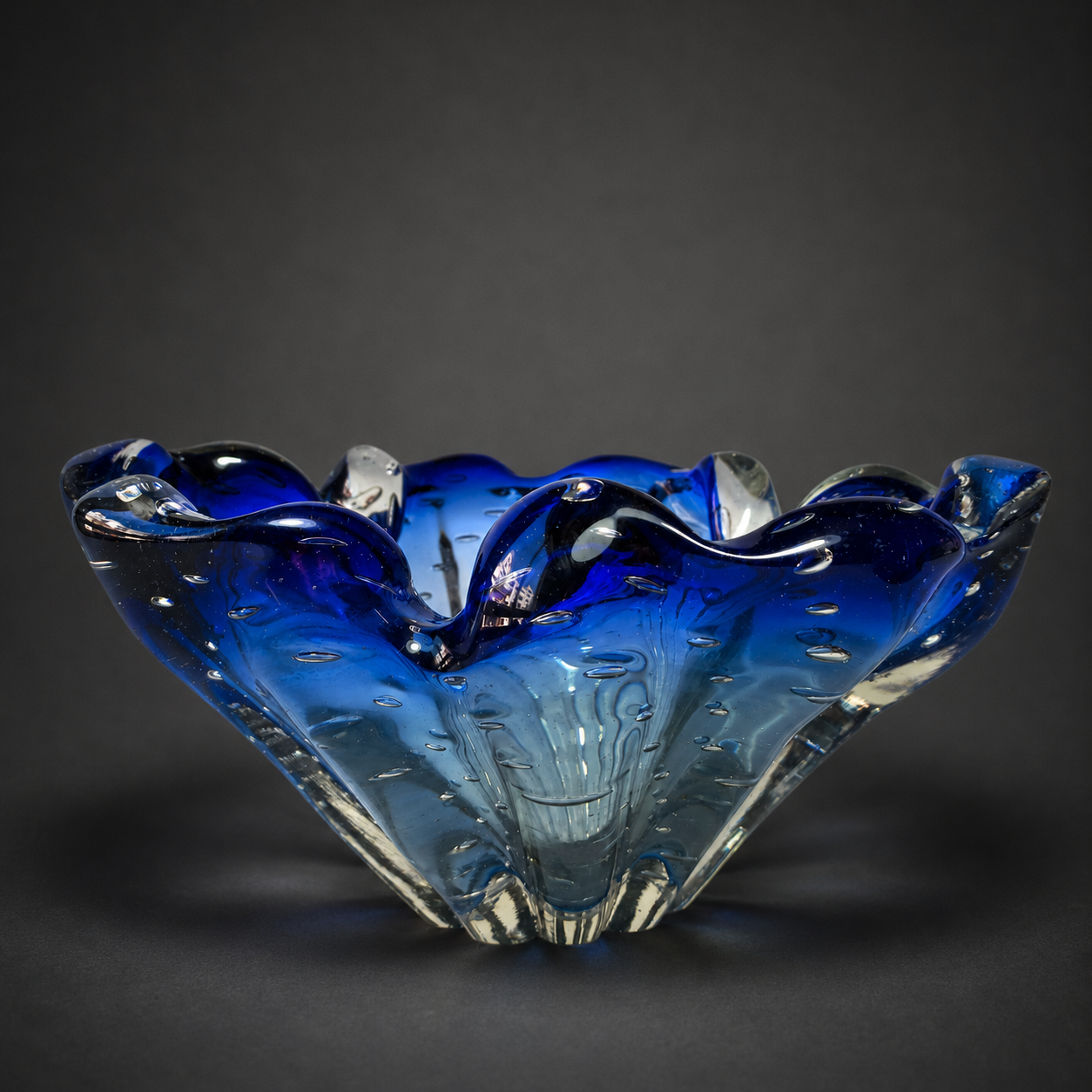 Cenicero de cristal de Murano azul con burbujas. Ca. 1950. Cenicero de cristal de Murano azul con burbujas. Ca. 1950.