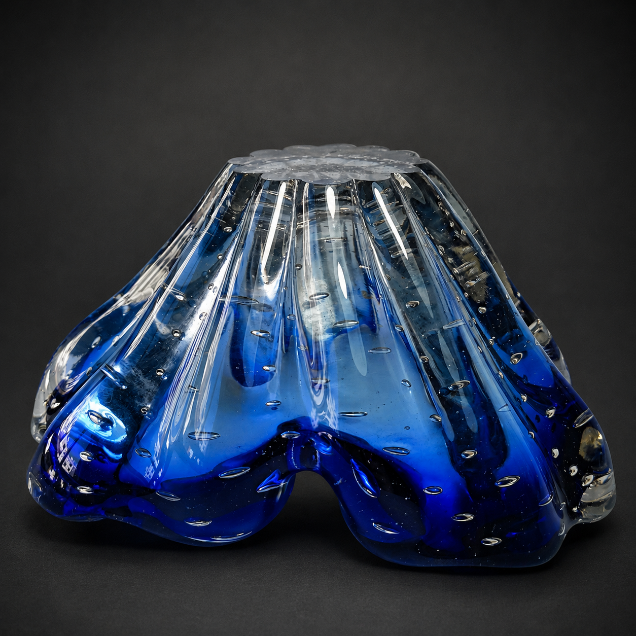 Cenicero de cristal de Murano azul con burbujas. Ca. 1950. Cenicero de cristal de Murano azul con burbujas. Ca. 1950.
