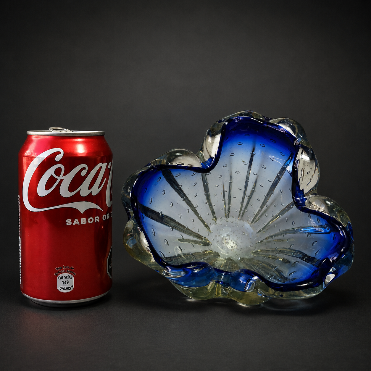Cenicero de cristal de Murano azul con burbujas. Ca. 1950. Cenicero de cristal de Murano azul con burbujas. Ca. 1950.