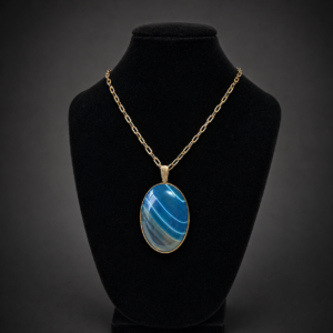 Dije con ágata azul engarzada en plata. Circa 1970.