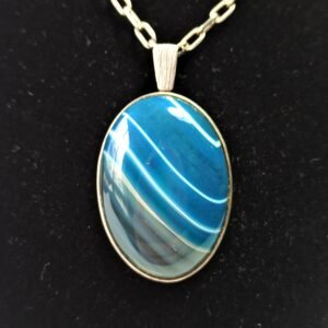Dije con ágata azul engarzada en plata. Circa 1970.