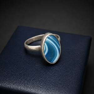 Anillo de plata con ágata azul. Circa 1970.