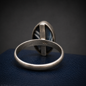 Anillo de plata con ágata azul. Circa 1970.