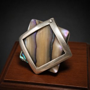 Anillo de plata 950 y nácar geométrico. Circa 1970.