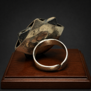 Anillo de plata 950 y nácar geométrico. Circa 1970.
