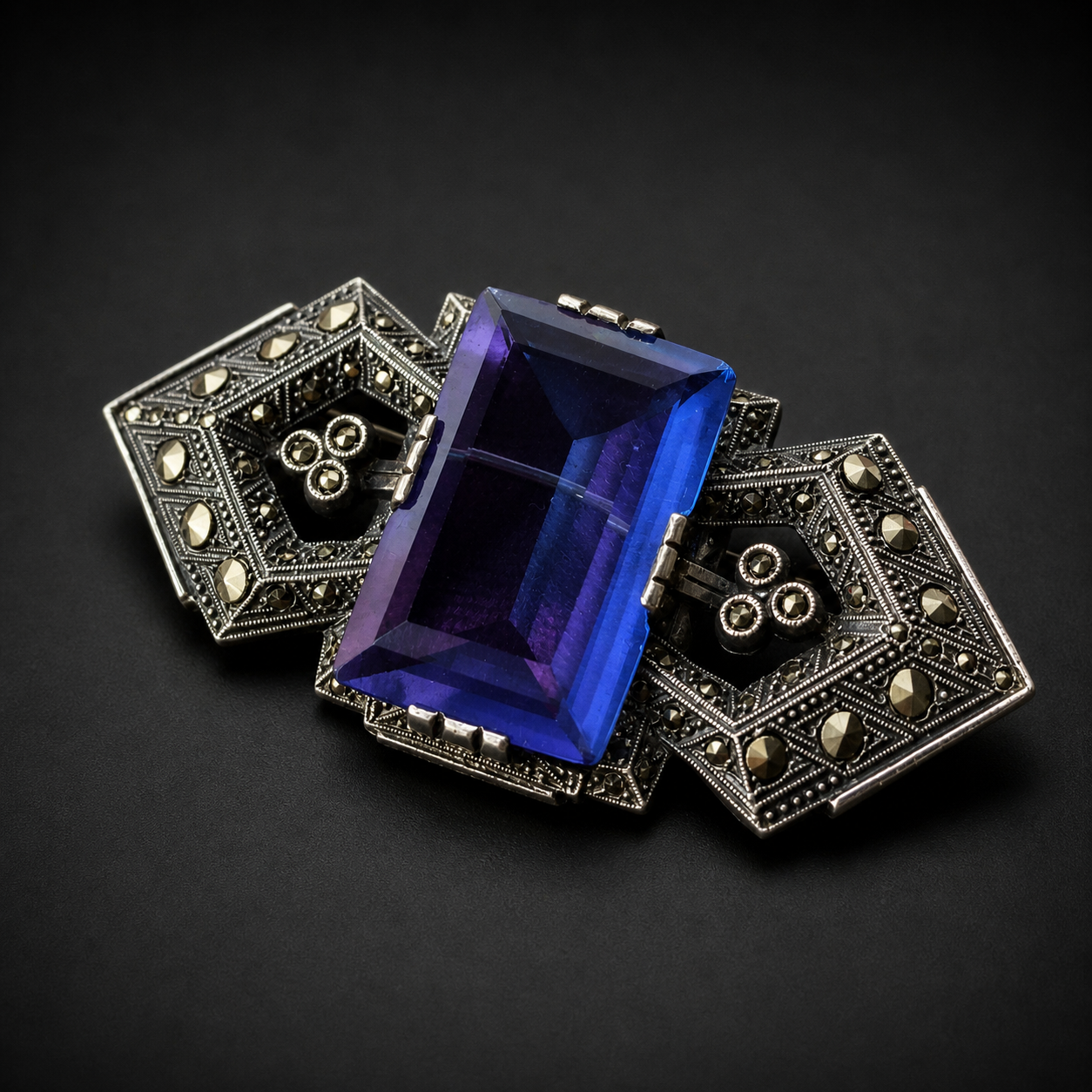 Broche Art Déco en plata con cristal azul. Circa 1930. Broche Art Déco en plata con cristal azul. Circa 1930.