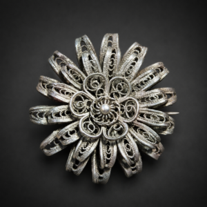 Prendedor floral en filigrana de plata. Ca. 1950.