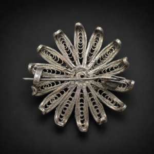 Prendedor floral en filigrana de plata. Ca. 1950.