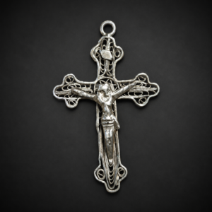 Crucifijo en filigrana de plata. Ca. 1940.
