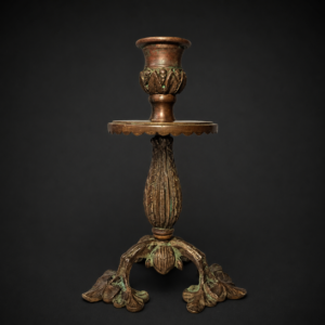 Candelero antiguo en bronce labrado. Ca. 1920.