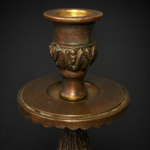 Candelero antiguo en bronce labrado. Ca. 1920.