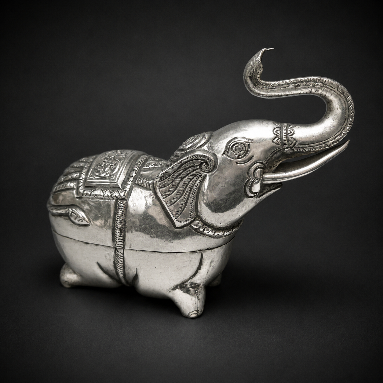Caja camboyana de plata con forma de elefante. Ca. 1907. Caja camboyana de plata con forma de elefante. Ca. 1907.