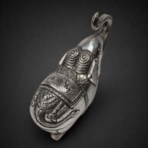 Caja camboyana de plata con forma de elefante. Ca. 1907.