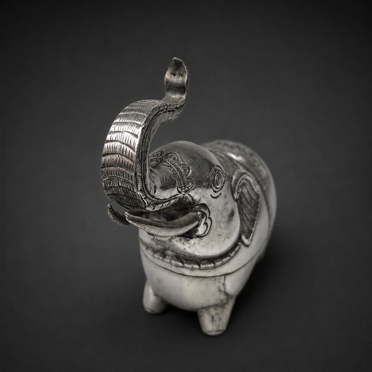 Caja camboyana de plata con forma de elefante. Ca. 1907. Caja camboyana de plata con forma de elefante. Ca. 1907.