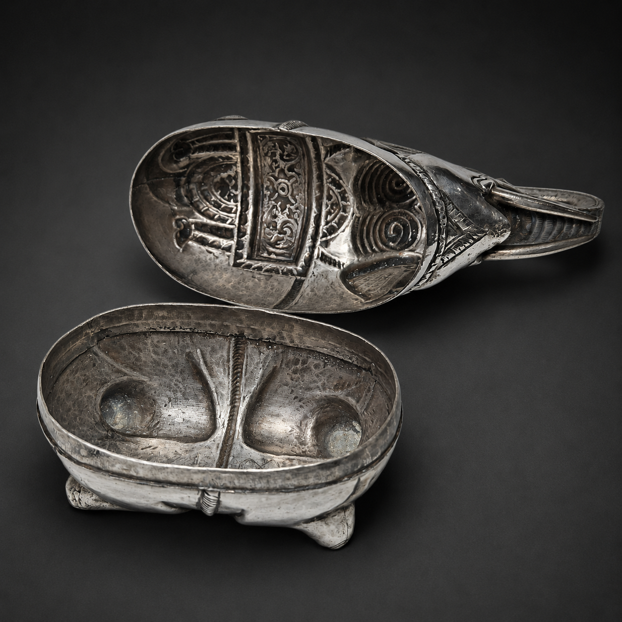 Caja camboyana de plata con forma de elefante. Ca. 1907. Caja camboyana de plata con forma de elefante. Ca. 1907.