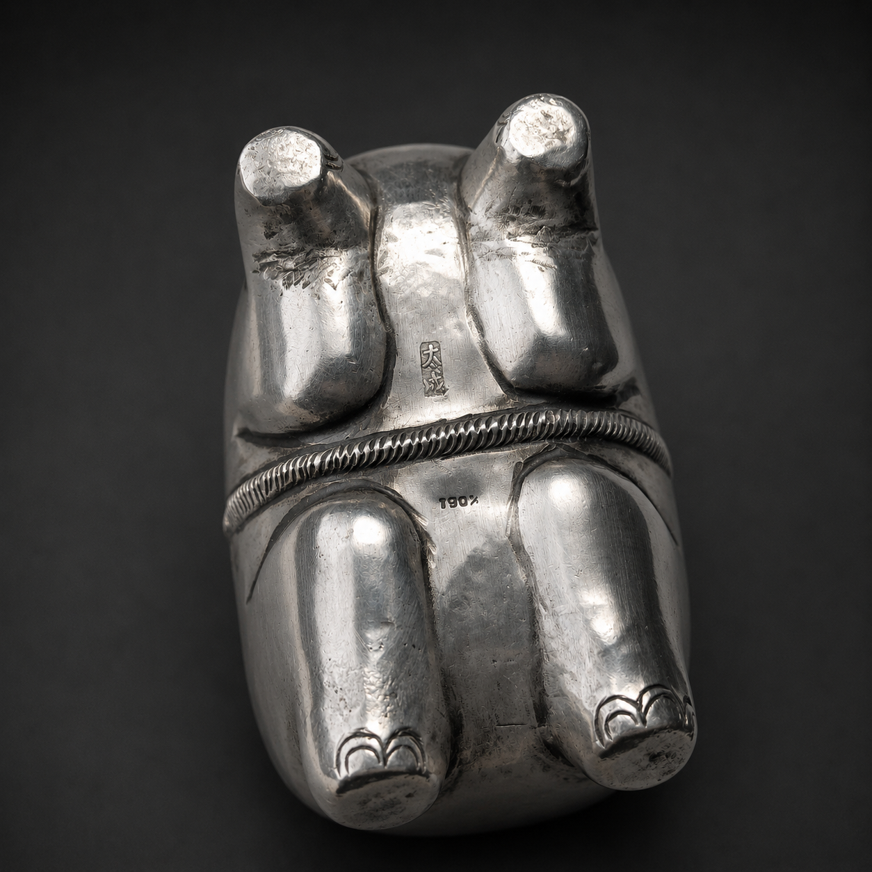 Caja camboyana de plata con forma de elefante. Ca. 1907. Caja camboyana de plata con forma de elefante. Ca. 1907.