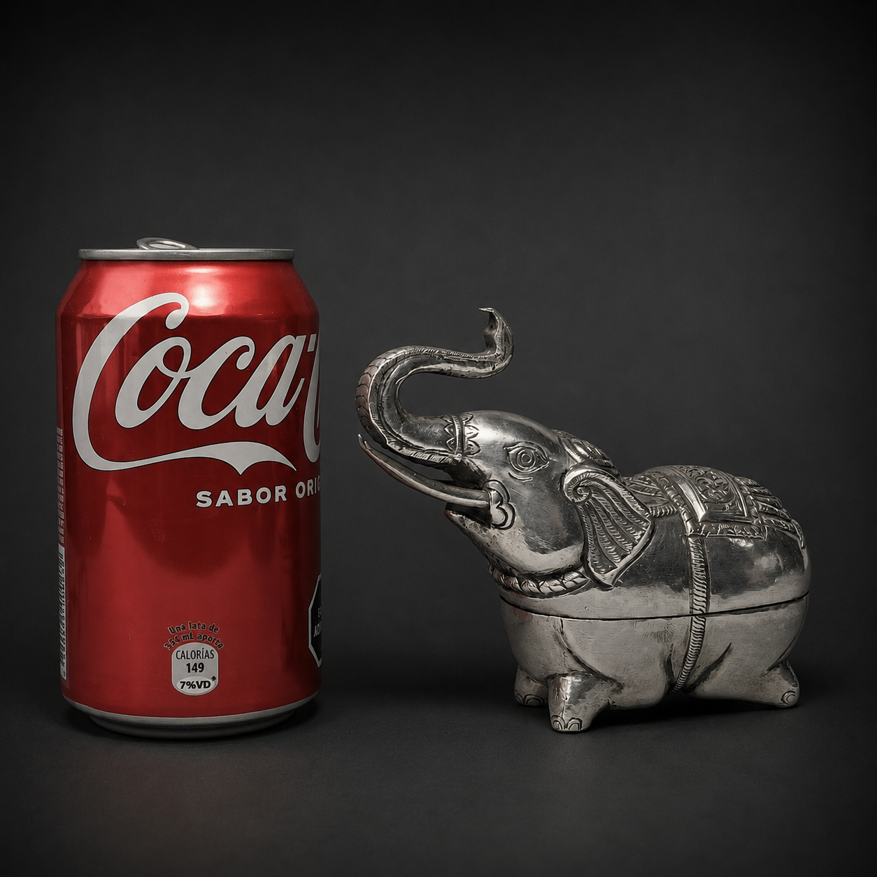 Caja camboyana de plata con forma de elefante. Ca. 1907. Caja camboyana de plata con forma de elefante. Ca. 1907.