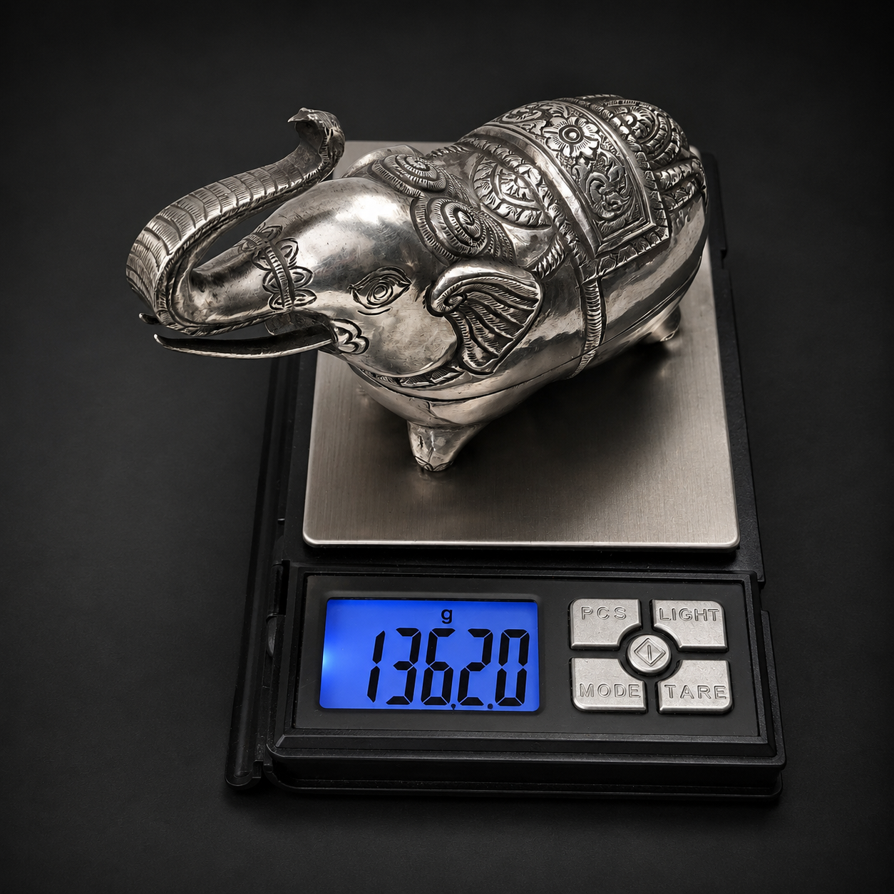 Caja camboyana de plata con forma de elefante. Ca. 1907. Caja camboyana de plata con forma de elefante. Ca. 1907.
