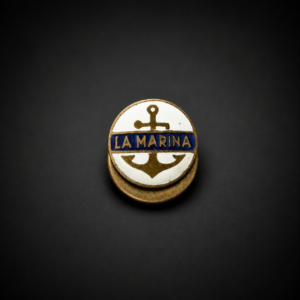 Prendedor solapero "La Marina" esmaltado. Ca. 1950.