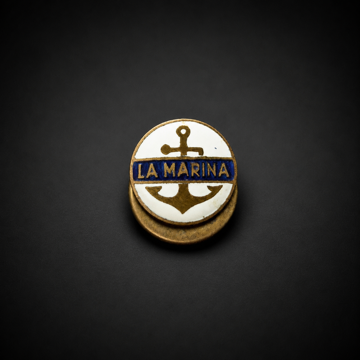 Prendedor solapero "La Marina" esmaltado. Ca. 1950. Prendedor solapero "La Marina" esmaltado. Ca. 1950.
