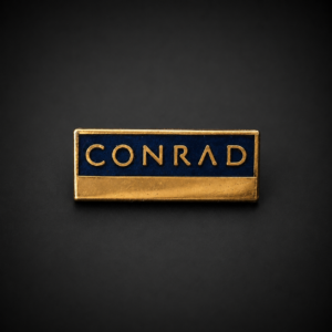 Prendedor vintage del Hotel Conrad. Ca. 1990.