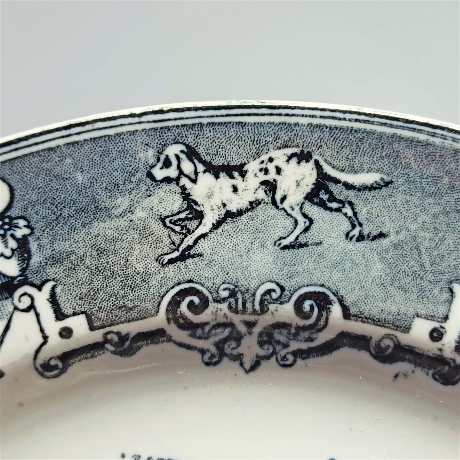Plato "Boch Frères", escena de caza, ca. 1865. Plato "Boch Frères", escena de caza, ca. 1865.
