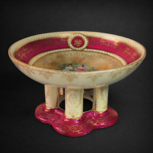 Centro de porcelana estilo Viena con pedestal, ca. 1900.